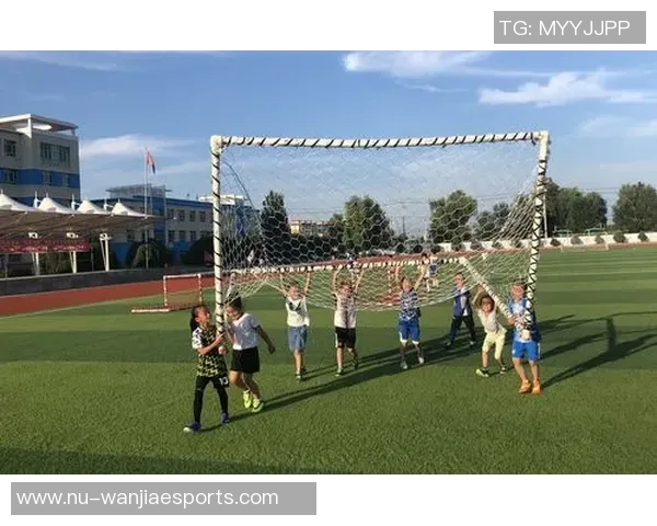 《足球梦想之路：球星少年成长记与激战赛场精彩瞬间》